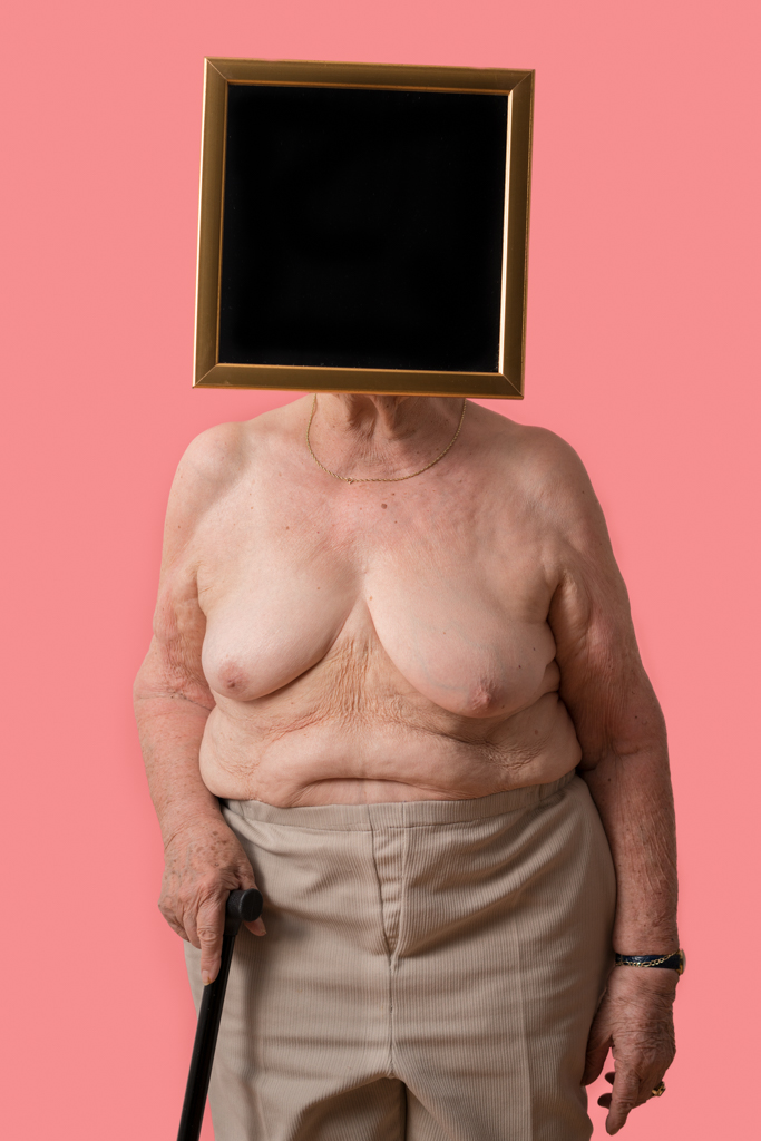 Alter Frauen Körper steht mit dem Gesicht hinter einem Spiegel.