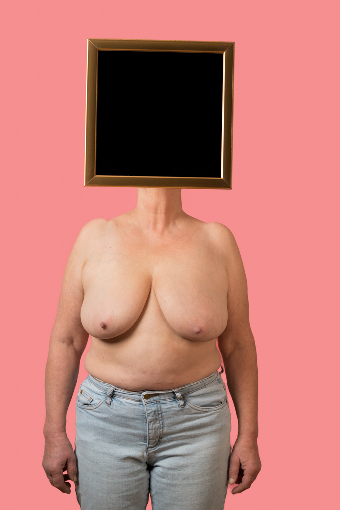 Körper der Frau steht mit dem Gesicht hinter einem Spiegel.