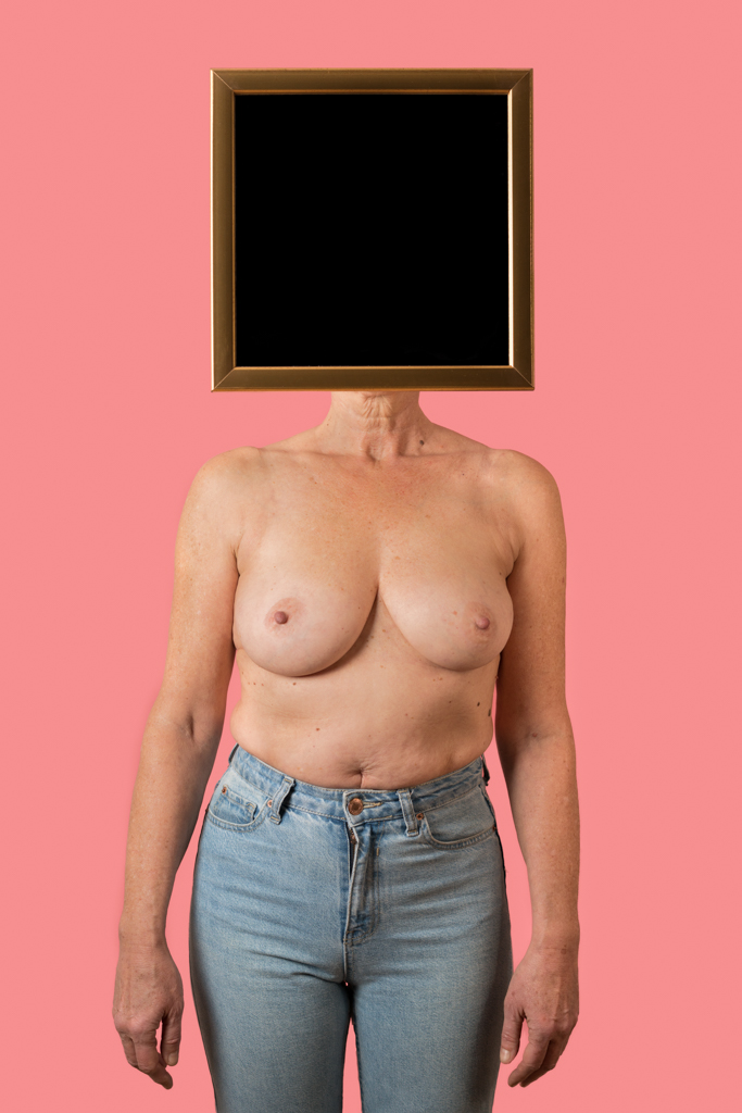 Körper der Frau steht mit dem Gesicht hinter einem Spiegel.