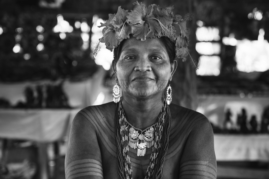 Portrait in schwarz weiß einer Frau des Embera Stammes.