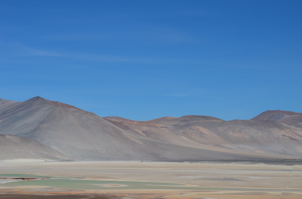 Lagunenlandschaft und Bergpanorama.