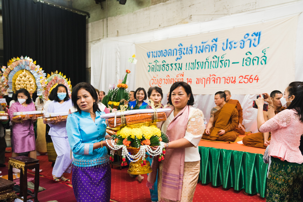 Fotodokumentation Buddhistischer Tempel Frankfurt Frauen tragen prachtvolle Geschenke.