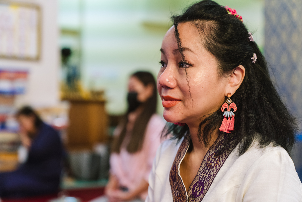 Fotoreportage Portrait einer Frau im buddhistischen Tempel in Frankfurt am Main.