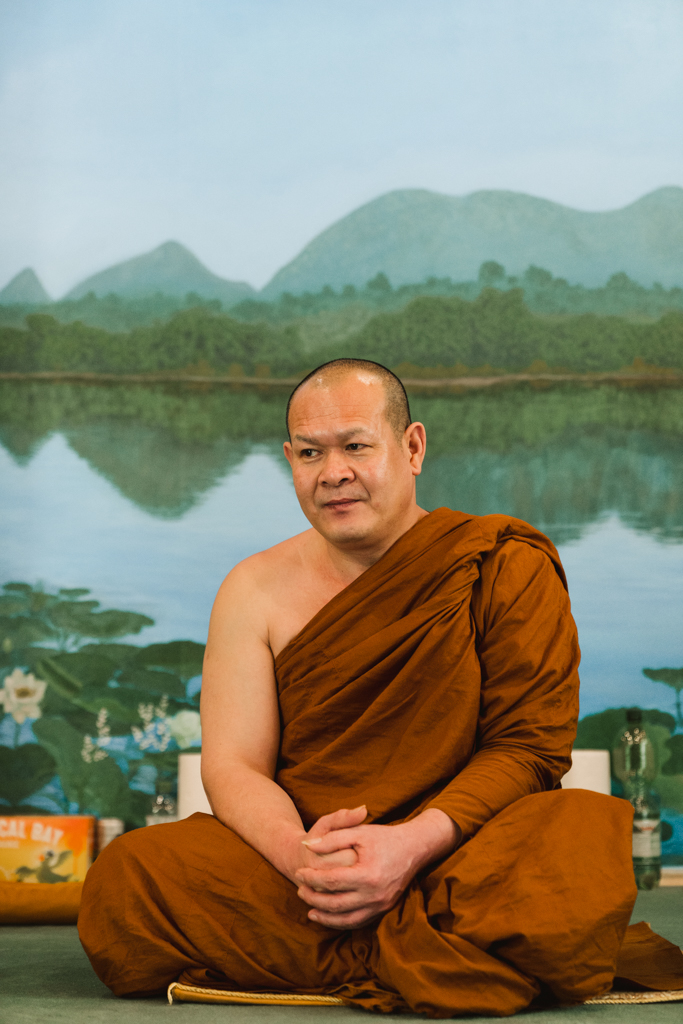 Buddhistischer Mönch in traditioneller orangener Kleidung.